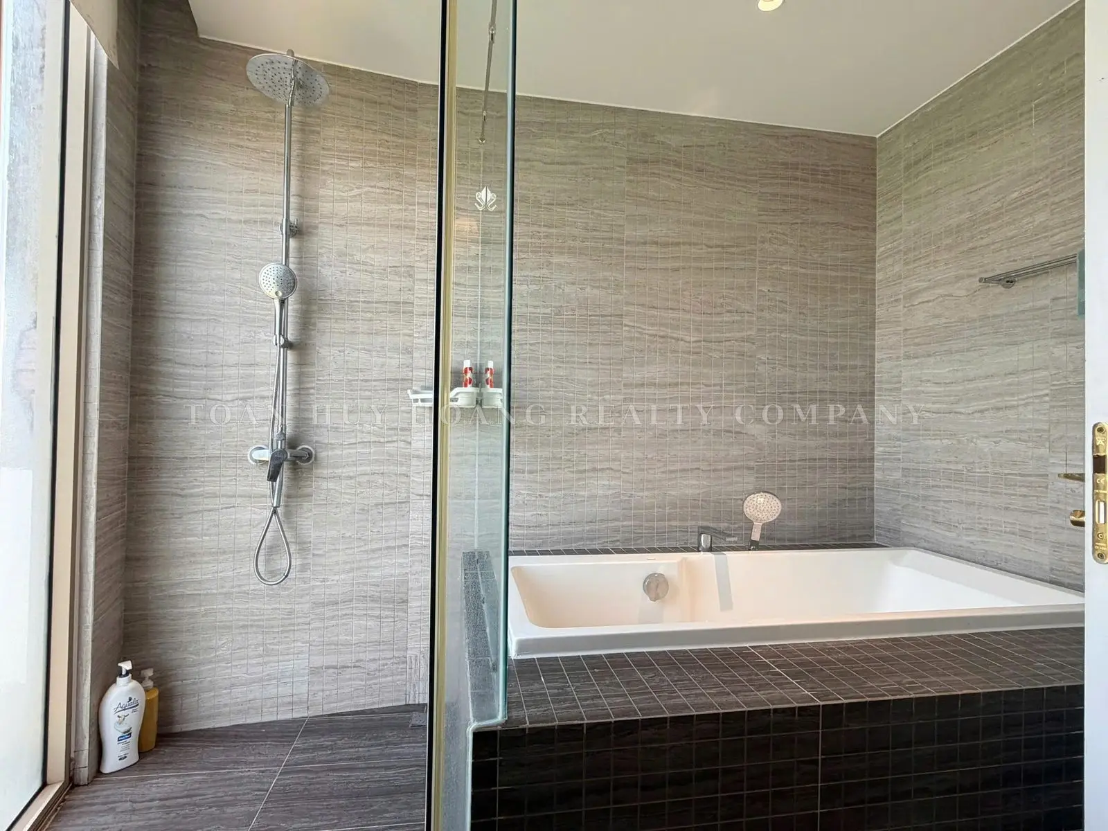 Bach Dang Complex Apartment for Rent in Da Nang | 120 sqm | 2 Bedrooms | Direct Han River View, view 13