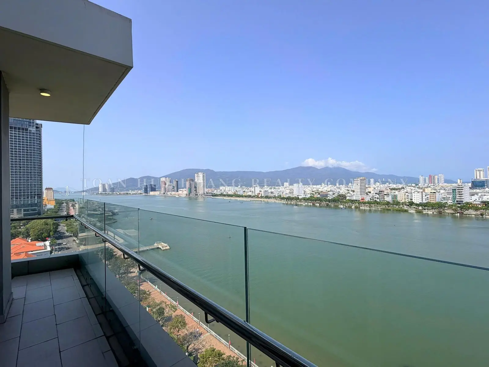 Bach Dang Complex Apartment for Rent in Da Nang | 120 sqm | 2 Bedrooms | Direct Han River View, view 8