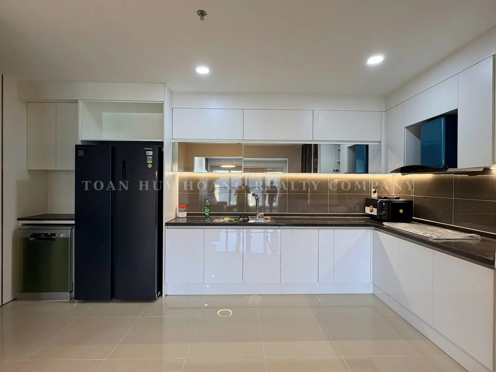 Blooming Tower Apartment, 3 Bedrooms, Fully Furnished
, view 14