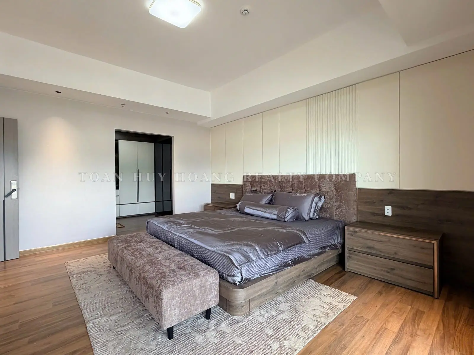 Blooming Tower Apartment, 3 Bedrooms, Fully Furnished
, view 1