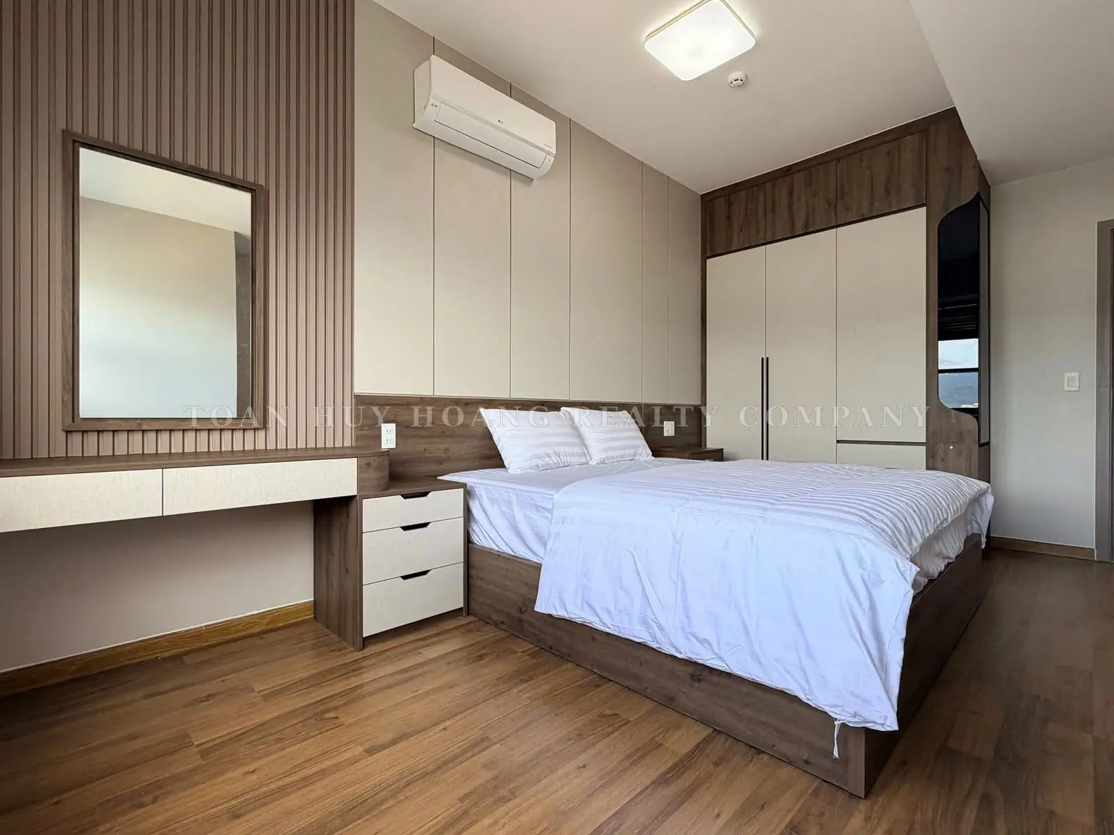 Blooming Tower Apartment, 3 Bedrooms, Fully Furnished
, view 16