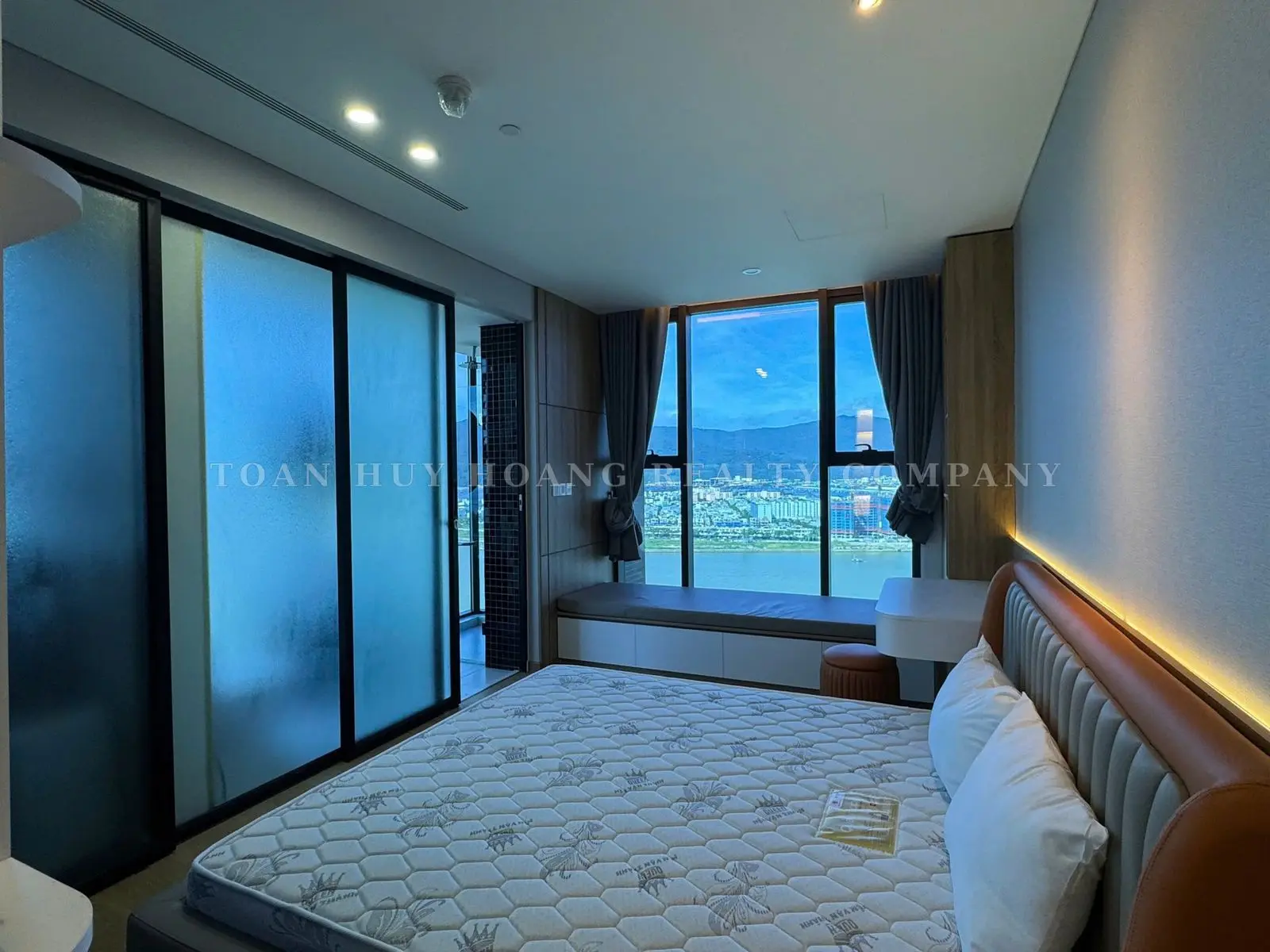 Luxury 2-Bedroom Apartment for Rent at Sam Tower Da Nang | 84m² | Direct Han River View, view 5