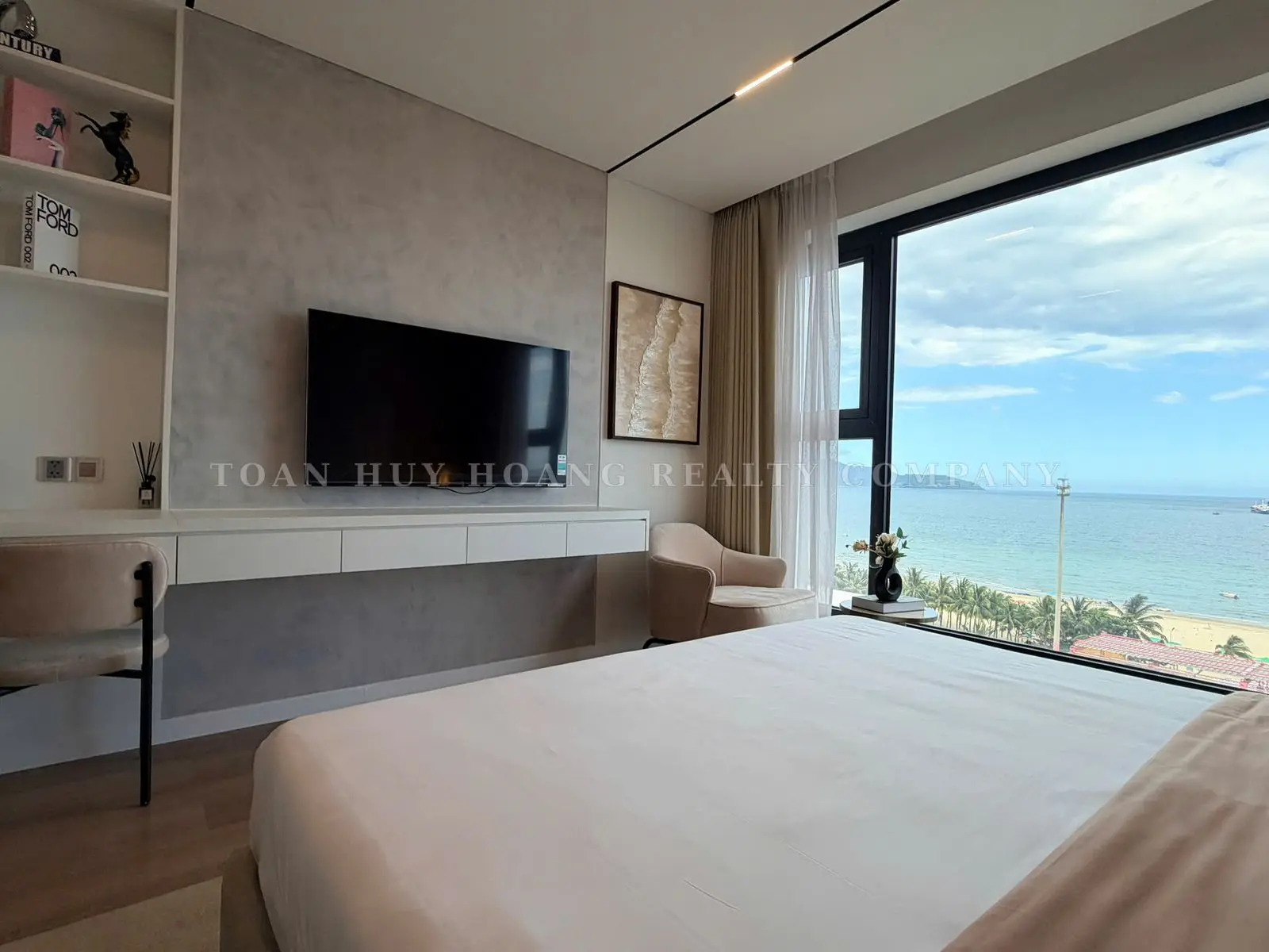 Luxury 2-Bedroom Corner Apartment for Rent at Time Square Da Nang | 90 sqm | Bathtub, view 12