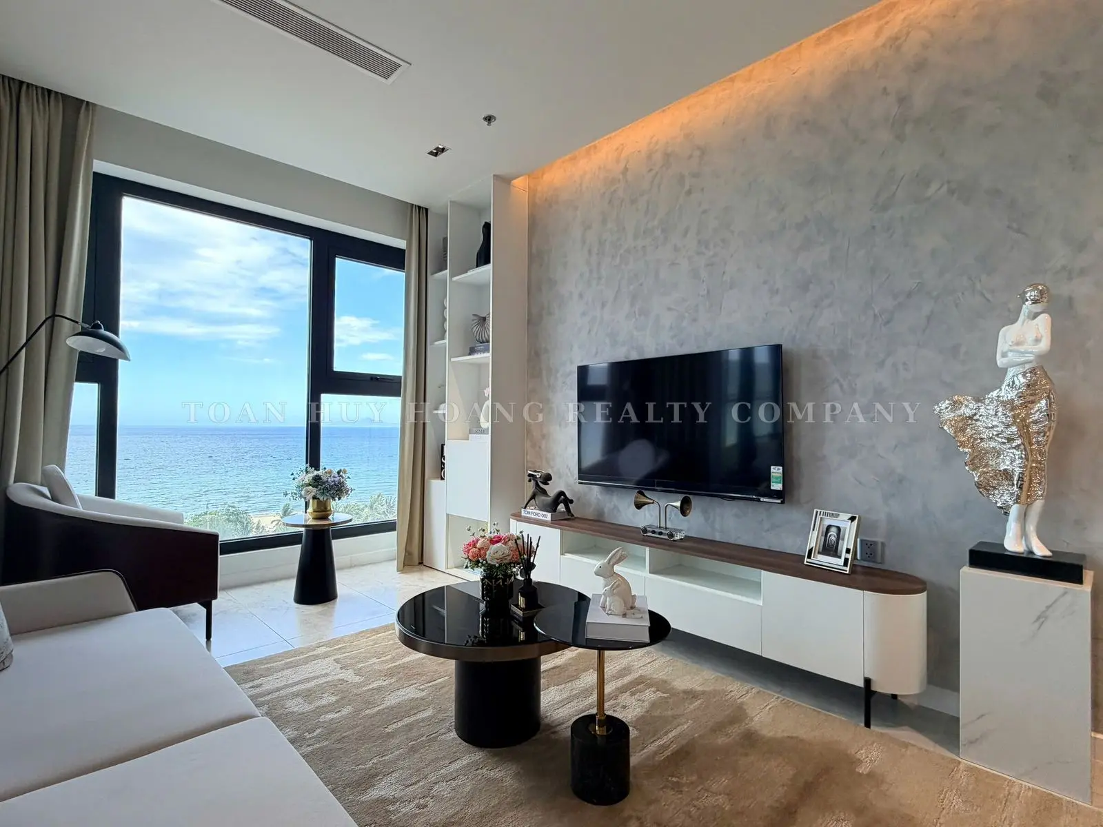 Luxury 2-Bedroom Corner Apartment for Rent at Time Square Da Nang | 90 sqm | Bathtub, view 4